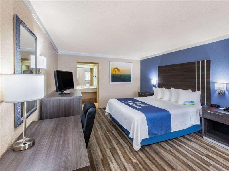 Days Inn & Suites by Wyndham Braunig Lake Elmendorf Exterior foto